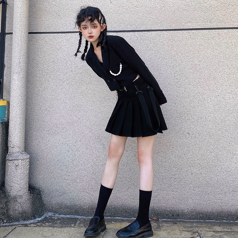 BUCKLED ACCESSORIZED PLEATED SKIRT