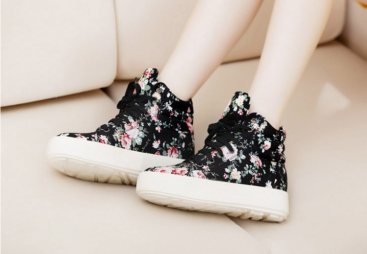 FLORAL PRINT MID-TOP SNEAKER