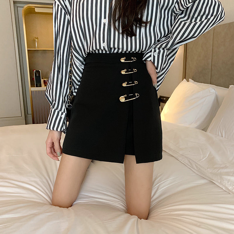 ACCESSORIZED SLIT SKIRT