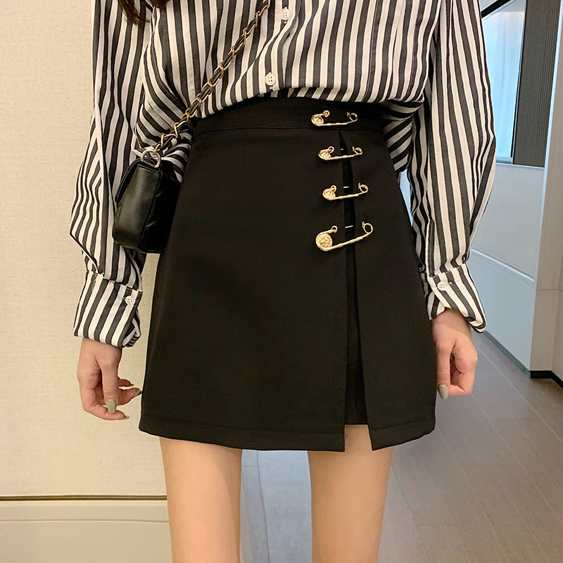 ACCESSORIZED SLIT SKIRT