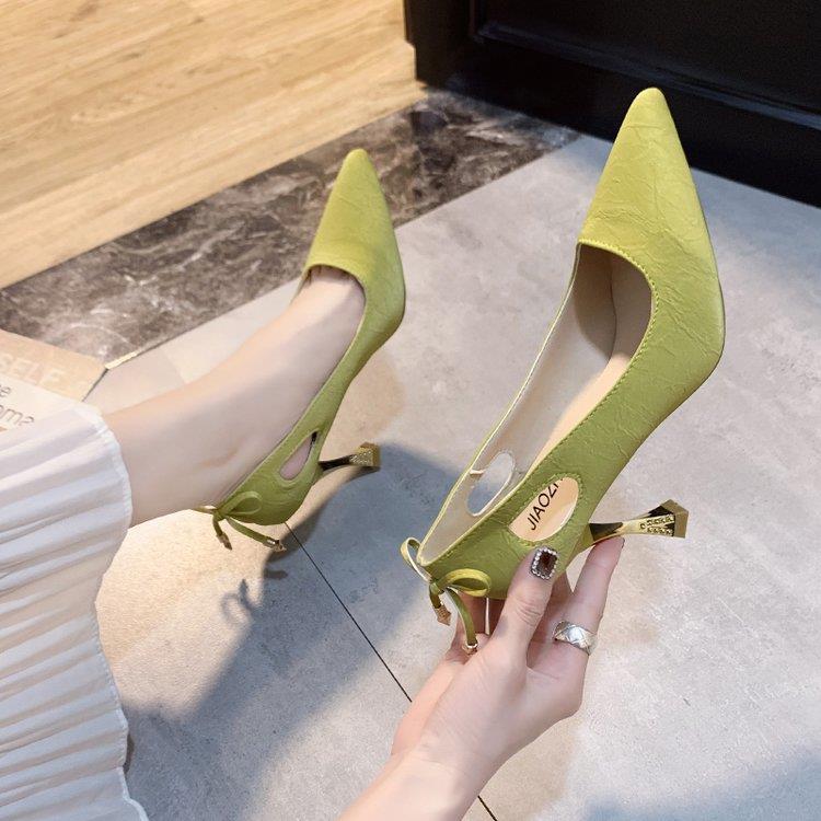 CUT-OUT PUMP HEELS